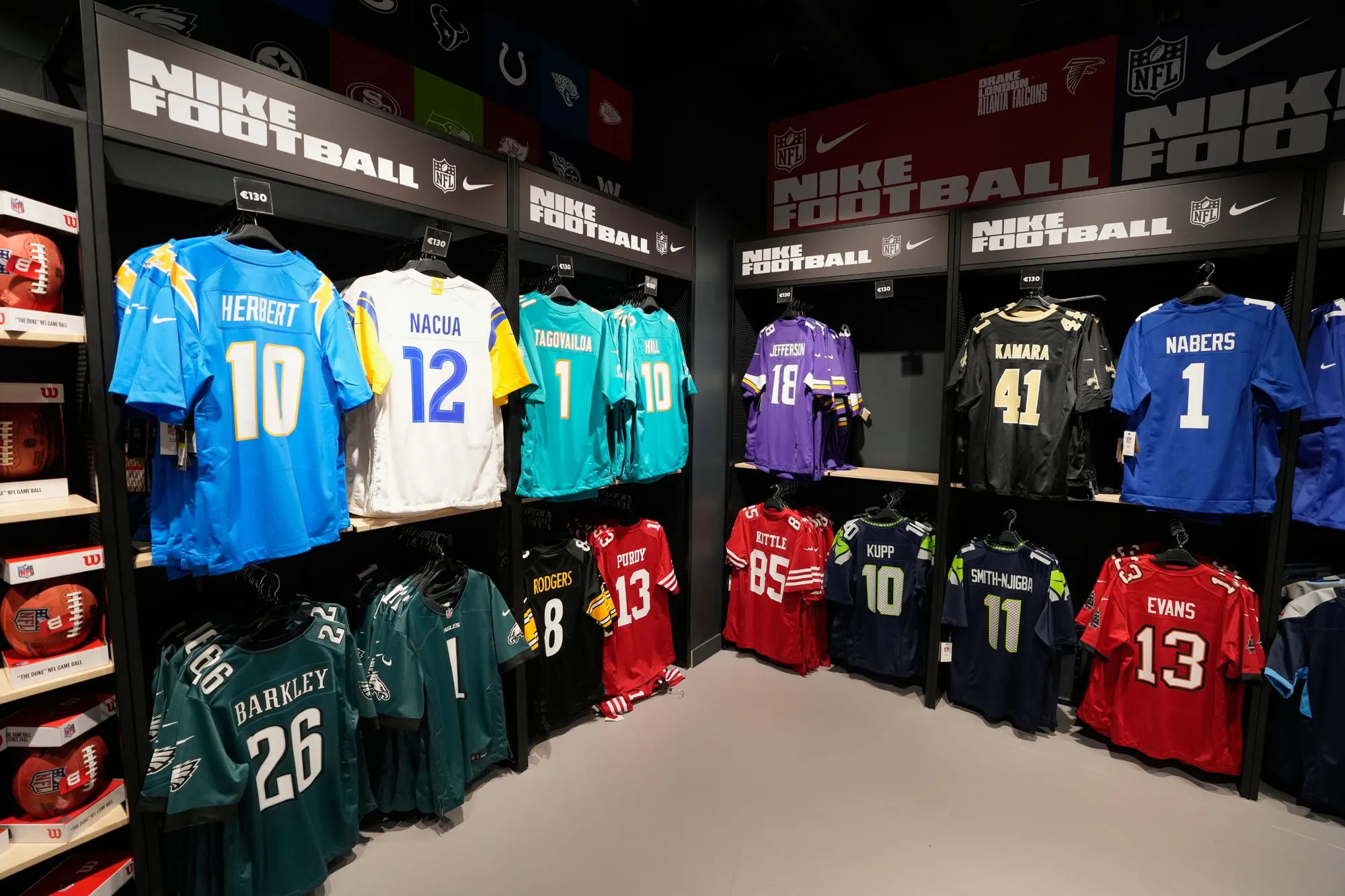 Trikots verschiedener NFL-Teams hängen in den Regalen des NFL Shops.